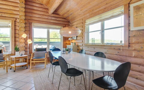 Salmund - 600M from the Sea: Toit, Maison, Domicile, Chalet, Siding, Biens, Allée, Batiments Jardin, Cour, Cabanon