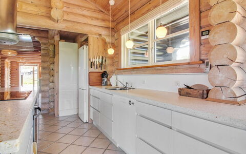 Salmund - 600M from the Sea: Toit, Maison, Domicile, Chalet, Siding, Biens, Allée, Batiments Jardin, Cour, Cabanon