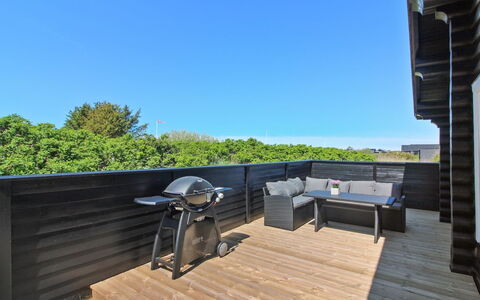 Salmund - 600M from the Sea: Toit, Maison, Domicile, Chalet, Siding, Biens, Allée, Batiments Jardin, Cour, Cabanon