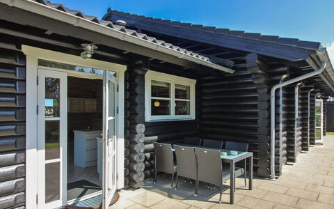 Salmund - 600M from the Sea: Toit, Maison, Domicile, Chalet, Siding, Biens, Allée, Batiments Jardin, Cour, Cabanon
