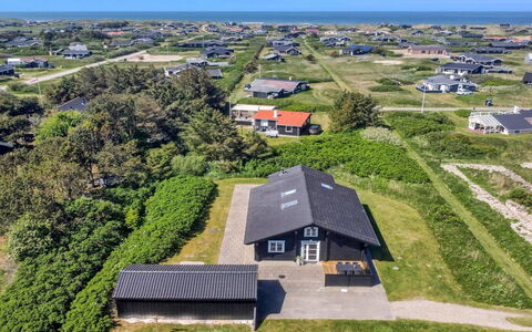 Salmund - 600M from the Sea: Toit, Maison, Domicile, Chalet, Siding, Biens, Allée, Batiments Jardin, Cour, Cabanon