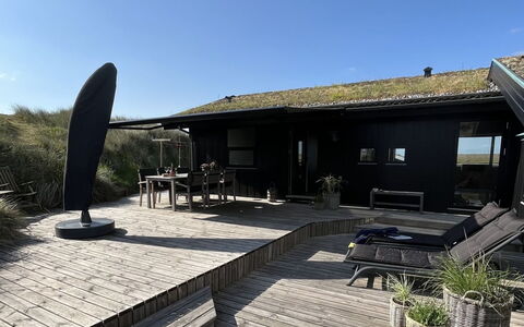 Eelin - 275M from the Sea: Toit, Maison, Domicile, Chalet, Siding, Biens, Allée, Batiments Jardin, Cour, Cabanon
