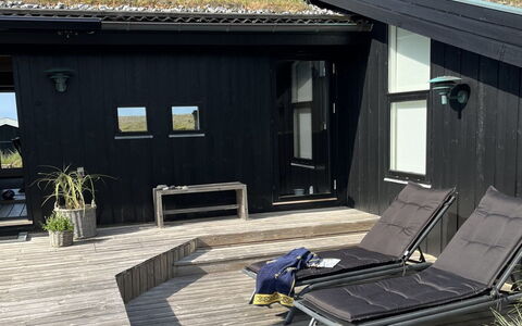 Eelin - 275M from the Sea: Toit, Maison, Domicile, Chalet, Siding, Biens, Allée, Batiments Jardin, Cour, Cabanon