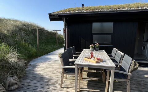 Eelin - 275M from the Sea: Toit, Maison, Domicile, Chalet, Siding, Biens, Allée, Batiments Jardin, Cour, Cabanon