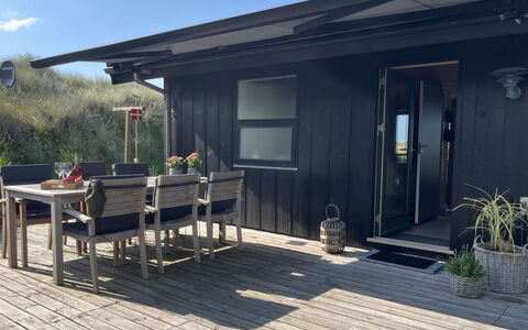 Eelin - 275M from the Sea: Toit, Maison, Domicile, Chalet, Siding, Biens, Allée, Batiments Jardin, Cour, Cabanon