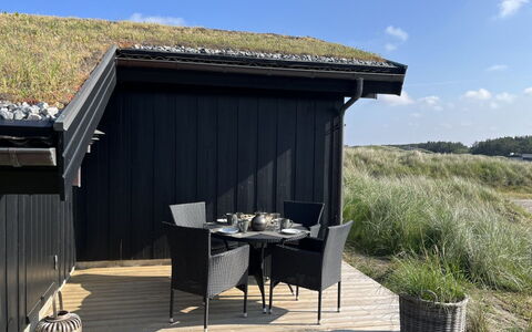 Eelin - 275M from the Sea: Toit, Maison, Domicile, Chalet, Siding, Biens, Allée, Batiments Jardin, Cour, Cabanon