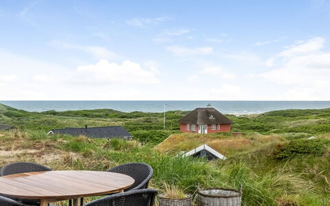 Eelin - 275M from the Sea: Toit, Maison, Domicile, Chalet, Siding, Biens, Allée, Batiments Jardin, Cour, Cabanon