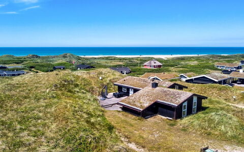 Eelin - 275M from the Sea: Toit, Maison, Domicile, Chalet, Siding, Biens, Allée, Batiments Jardin, Cour, Cabanon