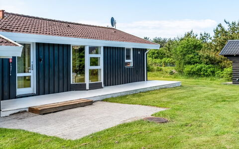 Klakke - 900M from the Sea: Chalet, Jardin, Siding, Batiments Jardin, Ombre, Cour, Arrière-Cour, Pelouse, Ferme, Aménagement Paysager