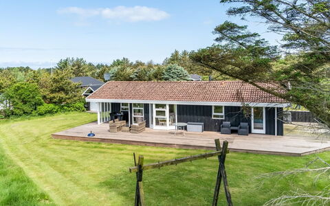 Klakke - 900M from the Sea: Chalet, Jardin, Siding, Batiments Jardin, Ombre, Cour, Arrière-Cour, Pelouse, Ferme, Aménagement Paysager
