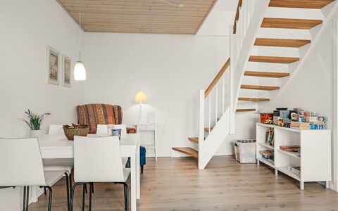 Elmo - 300M from the Sea: Sol, Luminaire Plomberie, Sol, Design Intérieur, Salle De Bains, Toilette, Plomberie, Évier, Armoire De Toilette, Robinet