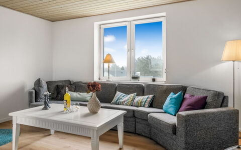 Elmo - 300M from the Sea: Meubles, Design Intérieur, Sol, Canapé, Bois, Sol, Salon, Domicile, Éclairage, Appartement