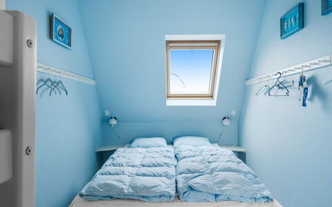 Elmo - 300M from the Sea: Bleu, Chambre, Lit, Sol, Drap De Lit, Literie, Linge, Plafond, Grenier, Cadre De Lit