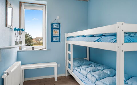 Elmo - 300M from the Sea: Bleu, Chambre, Lit, Design Intérieur, Meubles, Literie, Sol, Plafond, Drap De Lit, Appartement
