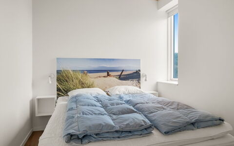 Elmo - 300M from the Sea: Chambre, Lit, Literie, Drap De Lit, Plafond, Linge, Cadre De Lit, Dur, Oreiller, Daylighting