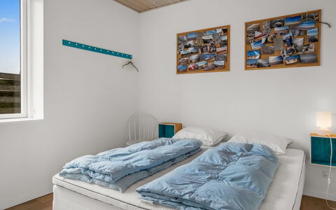 Elmo - 300M from the Sea: Chambre, Bois, Lit, Sol, Design Intérieur, Drap De Lit, Sol, Literie, Plafond, Meubles