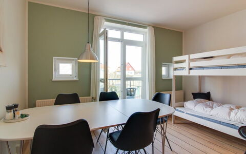Varnava - 200M from the Sea: Meubles, Design Intérieur, Chaise, Sol, Table, Recours, Sol, Plafond, Pièce, Eco Hôtel