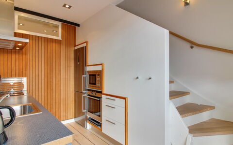 Varnava - 200M from the Sea: Meubles, Design Intérieur, Chaise, Sol, Table, Recours, Sol, Plafond, Pièce, Eco Hôtel