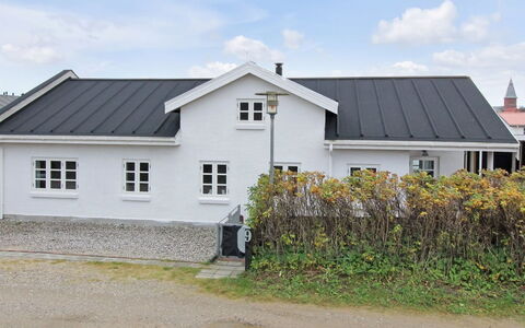 Norman - 150M from the Sea: Fenêtre, Toit, Maison, Domicile, Siding, Zone Résidentielle, Chalet, Pente, Peindre