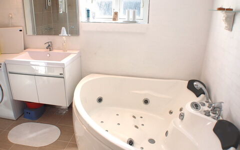 Norman - 150M from the Sea: Salle De Bains, Luminaire Plomberie, Baignoire, Design Intérieur, Robinet, Évier, Sol, Lavabo, Sol, Plomberie