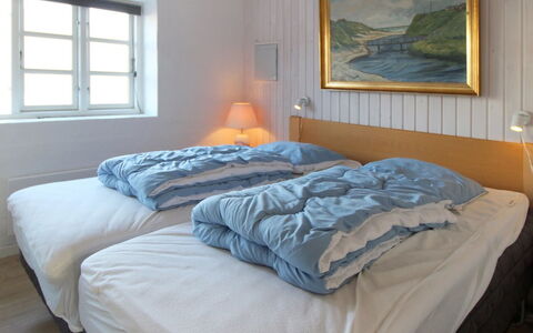 Norman - 150M from the Sea: Chambre, Lit, Literie, Drap De Lit, Cadre De Lit, Linge, Meubles, Oreiller, Throw Pillow, Matelas