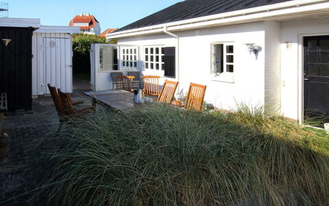Norman - 150M from the Sea: Maison, Toit, Domicile, Chalet, Porte, Mobilier De Jardin, Cour, Arrière-Cour, Siding, Jardin