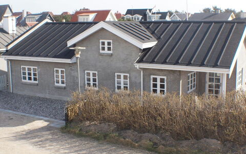 Norman - 150M from the Sea: Toit, Maison, Domicile, Siding, Porte, Chalet, Fenêtre À Guillotine, Daylighting