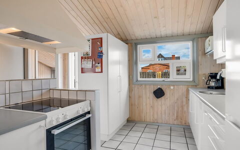 Lazorka - 450M from the Sea: Bois, Sol, Sol, Plafond, Appartement, Cuisine, Comptoir, Principaux Appliance, Cabinetry, Tache De Bois
