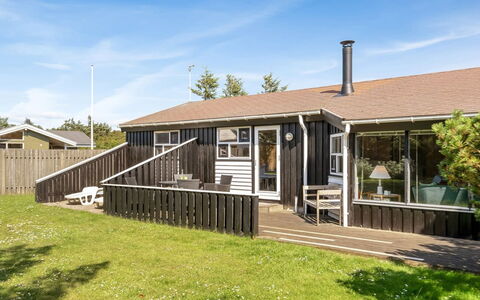 Lazorka - 450M from the Sea: Bois, Porche, Maison, Domicile, Architecture, Toit, Siding, Zone Résidentielle, Chalet, Lot Terre