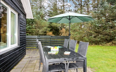 Arie - 500M from the Sea: Chalet, Jardin, Siding, Batiments Jardin, Ombre, Cour, Arrière-Cour, Pelouse, Ferme, Aménagement Paysager