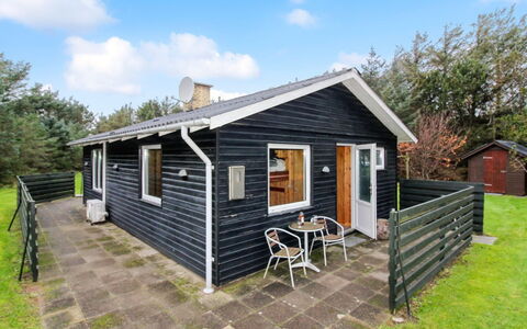 Arie - 500M from the Sea: Chalet, Jardin, Siding, Batiments Jardin, Ombre, Cour, Arrière-Cour, Pelouse, Ferme, Aménagement Paysager