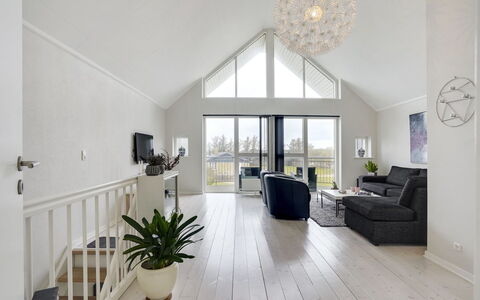 Katharine - 600M from the Sea: Bois, Plafond, Sol, Meubles, Design Intérieur, Domicile, Parquet, Sol, Chaise, Salon