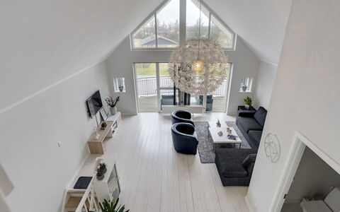 Katharine - 600M from the Sea: Bois, Design Intérieur, Plafond, Domicile, Éclairage, Salon, Meubles, Luminaire, Appartement, Pièce