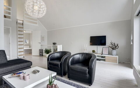 Katharine - 600M from the Sea: Design Intérieur, Canapé, Plafond, Meubles, Salon, Sol, Domicile, Sol, Éclairage, Luminaire