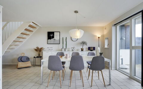 Katharine - 600M from the Sea: Meubles, Design Intérieur, Sol, Sol, Chaise, Bois, Table, Table Cuisine Et Salle A Manger, Salle À Manger, Plafond
