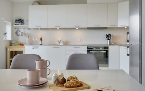 Katharine - 600M from the Sea: Meubles, Design Intérieur, Sol, Comptoir, Cuisine, Appareil De Cuisine, Sol, Cabinetry, Plafond, Pièce