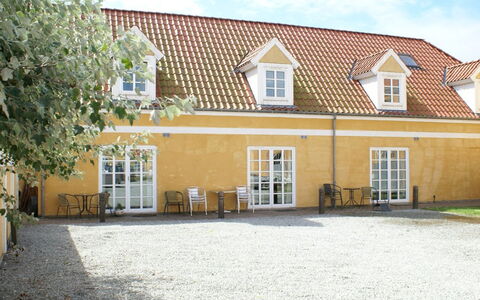 Swarthovde - 300M from the Sea: Maison, Domicile, Toit, Chalet, Arbuste, Siding, Porte, Jardin, Ferme