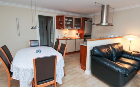 Swarthovde - 300M from the Sea: Maison, Domicile, Toit, Chalet, Arbuste, Siding, Porte, Jardin, Ferme
