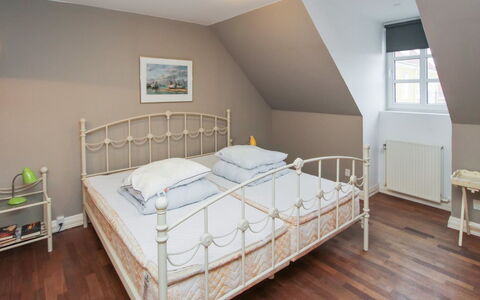 Swarthovde - 300M from the Sea: Maison, Domicile, Toit, Chalet, Arbuste, Siding, Porte, Jardin, Ferme