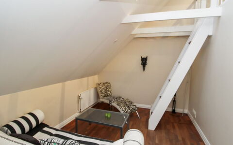 Swarthovde - 300M from the Sea: Maison, Domicile, Toit, Chalet, Arbuste, Siding, Porte, Jardin, Ferme