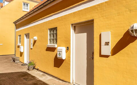 Swarthovde - 300M from the Sea: Maison, Domicile, Toit, Chalet, Arbuste, Siding, Porte, Jardin, Ferme