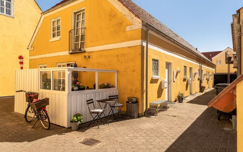 Swarthovde - 300M from the Sea: Maison, Domicile, Toit, Chalet, Arbuste, Siding, Porte, Jardin, Ferme