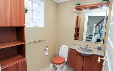 Swarthovde - 300M from the Sea: Luminaire Plomberie, Sol, Lavabo, Armoire De Toilette, Design Intérieur, Bois, Sol, Évier, Salle De Bains, Cabinetry