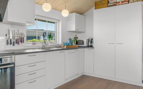 Anya - 650M from the Sea: Cuisine, Comptoir, Sol, Design Intérieur, Bois, Cabinetry, Plafond, Appareil De Cuisine, Principaux Appliance, Sol