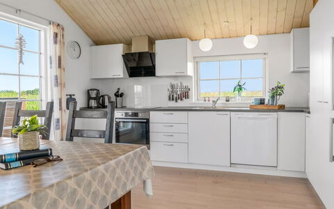Anya - 650M from the Sea: Sol, Design Intérieur, Bois, Cuisine, Sol, Plafond, Meubles, Comptoir, Domicile, Parquet