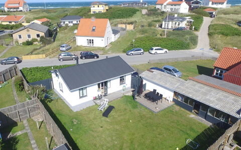 Arnke - 125M from the Sea: Maison, Domicile, Toit, Chalet, Arbuste, Siding, Porte, Jardin, Ferme