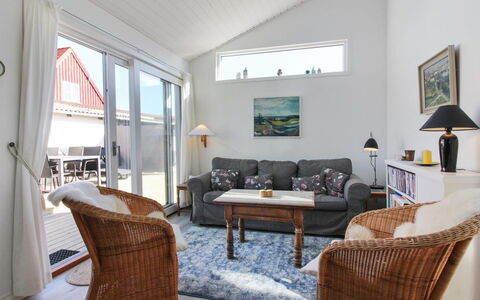 Arnke - 125M from the Sea: Maison, Domicile, Toit, Chalet, Arbuste, Siding, Porte, Jardin, Ferme