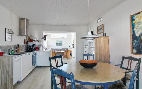 Arnke - 125M from the Sea: Maison, Domicile, Toit, Chalet, Arbuste, Siding, Porte, Jardin, Ferme