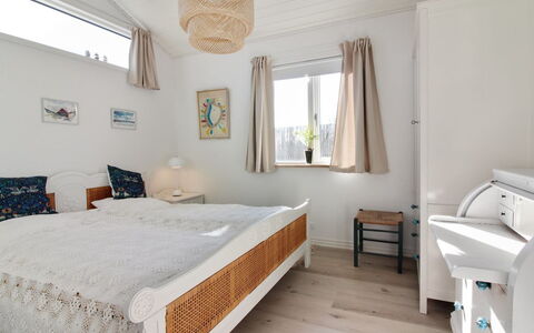 Arnke - 125M from the Sea: Maison, Domicile, Toit, Chalet, Arbuste, Siding, Porte, Jardin, Ferme