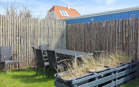 Arnke - 125M from the Sea: Maison, Domicile, Toit, Chalet, Arbuste, Siding, Porte, Jardin, Ferme